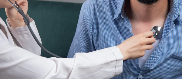 Doktor Koltukta Steteskopla Adamın Kalbini Kontrol Eder — Stok fotoğraf