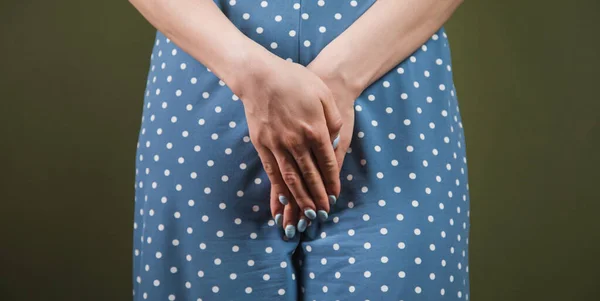 Menina Cobriu Seus Genitais Com Mãos — Fotografia de Stock