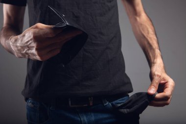 boş cep ve boş cüzdan gösteren bir adam