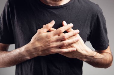 Adamın göğsünde ağrı var.