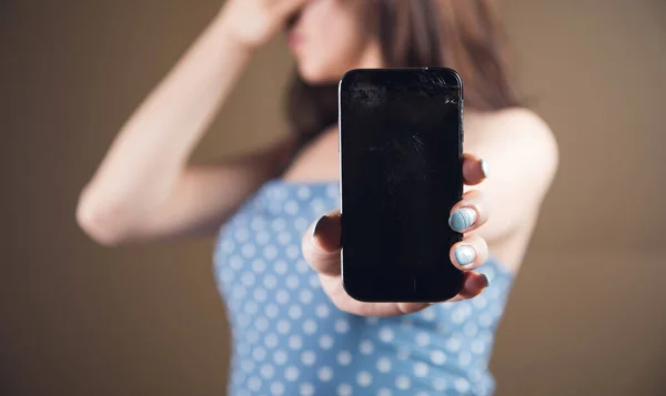Mujer Joven Mostrando Teléfono Roto Cubriendo Cara — Foto de Stock