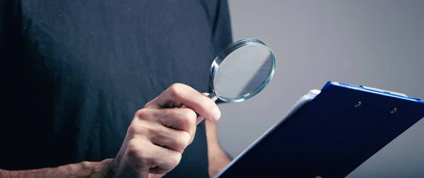 Een Man Met Een Vergrootglas Kijkt Naar Papieren — Stockfoto