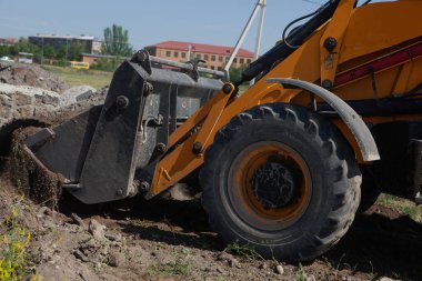 Kazıcı ve sahada yeni bir bina. Bir ev inşa et