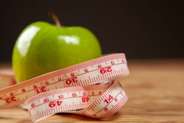 Masadaki bant ve elmalar