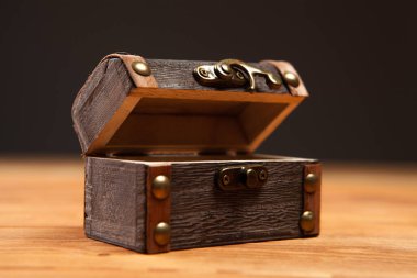 Masada küçük bir sandık var.