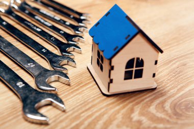 Anahtarlar ve ev masanın üstünde.