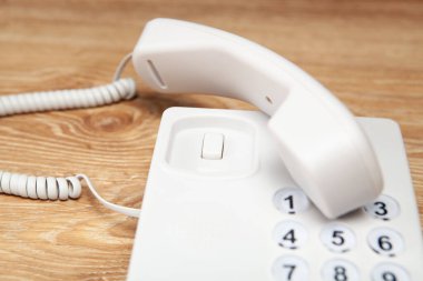 Ev telefonu masanın üstünde.