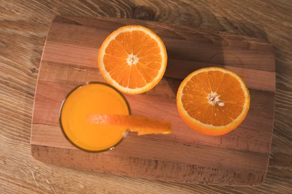 Sobre Una Mesa Madera Una Naranja Vaso Con Una Bebida — Foto de Stock