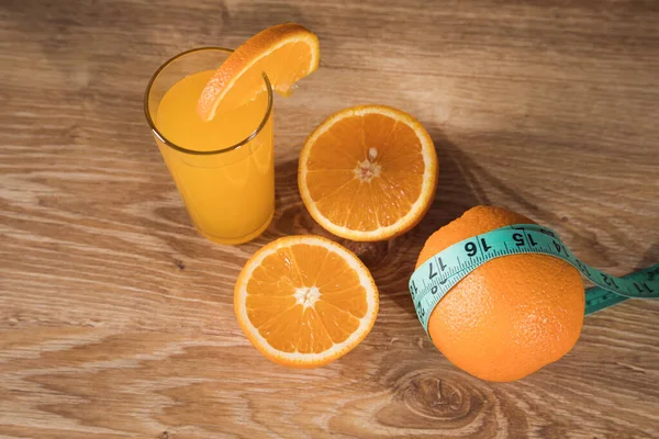 Pomeranč Stole Měřicí Páska Pomerančový Džus — Stock fotografie