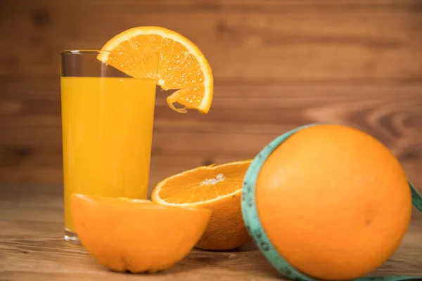 Pomeranč Stole Měřicí Páska Pomerančový Džus — Stock fotografie