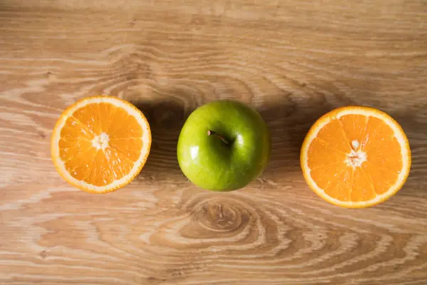 Uma Maçã Uma Laranja Fatiada Uma Mesa Madeira — Fotografia de Stock