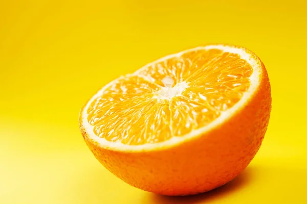Нарізаний Апельсин Жовтому Фоні — стокове фото