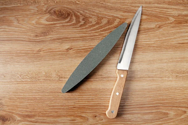 Bir taş bileyicisi ve masada bir bıçak.