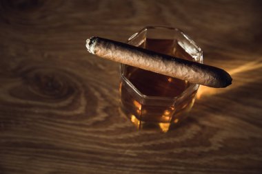 Masanın üzerinde bir bardak viski.