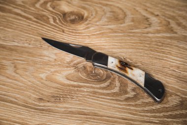 Masanın üzerinde çakı var.