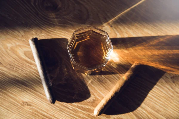 Bicchiere Whisky Sigari Sul Tavolo — Foto Stock