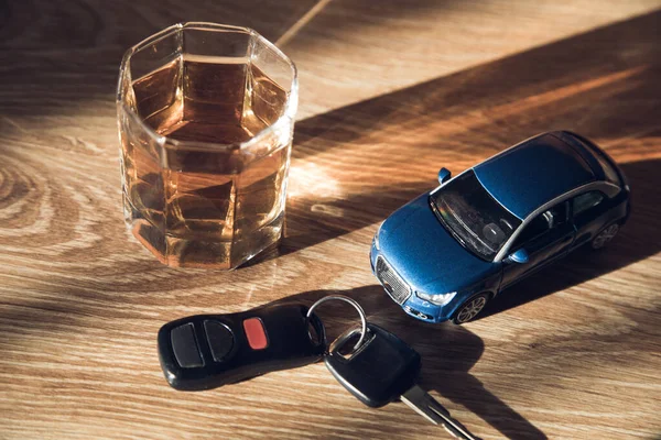 Glas Whiskey Auto Und Autoschlüssel Auf Dem Tisch — Stockfoto