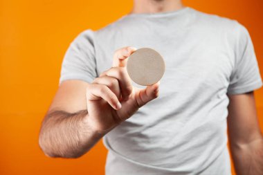 Boş beyaz bir daire tutan bir adam.