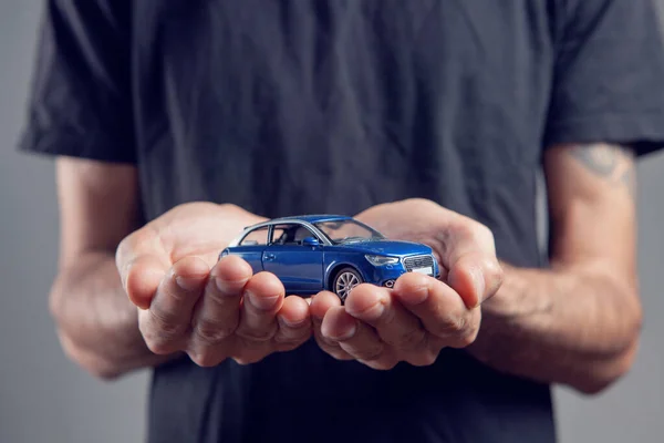 Ein Mann Hält Ein Spielzeugauto Den Händen — Stockfoto