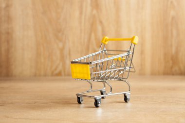 Tahta bir masada at arabası.