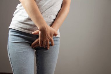 Kadın yumurtalıktan el ele tutuşuyor.