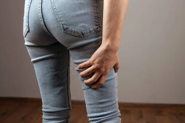 Frauenbein Schmerzt Auf Grauem Hintergrund — Stockfoto
