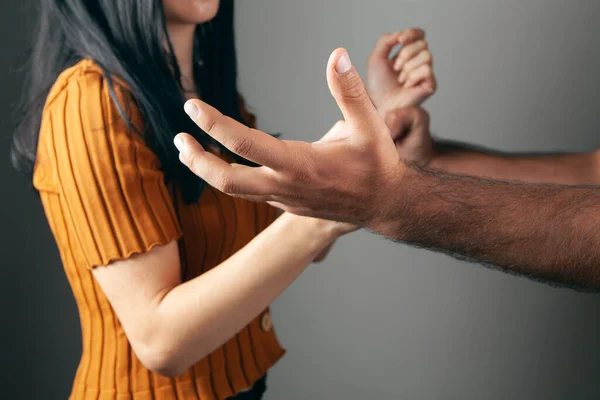 Violência Doméstica Contra Esposa Fundo Cinza — Fotografia de Stock