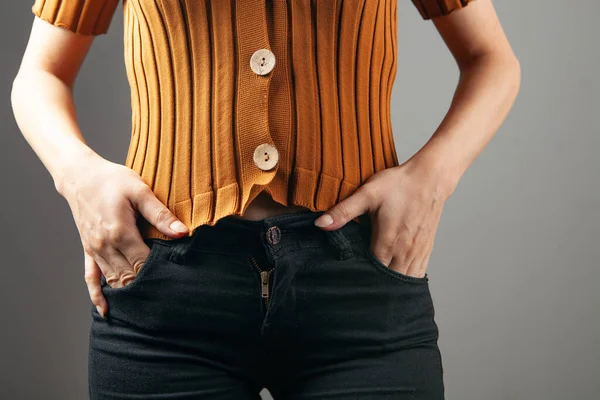 Jovem Menina Mãos Dadas Nos Bolsos Frente — Fotografia de Stock