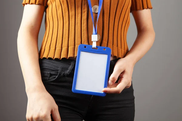 Young Woman Stands Tag — Stock Photo, Image