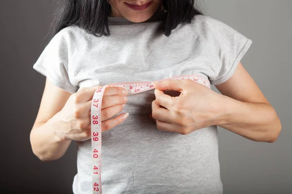 Jong Vrouw Meten Van Haar Borsten Met Een Tape — Stockfoto