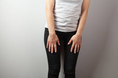 Kot içinde poz veren genç kadın