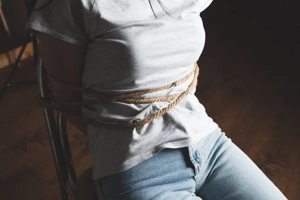 Jovem Amarrada Com Uma Corda Uma Cadeira — Fotografia de Stock