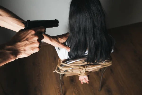 Amarrado Mulher Com Corda Homem Com Pistola — Fotografia de Stock