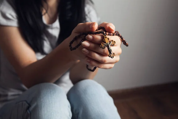 Mujer Sosteniendo Una Cruz Orando Suelo —  Fotos de Stock