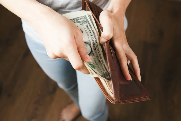 Mujer Saca Dinero Billetera — Foto de Stock