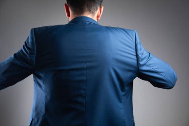 Bir erkek ceket giyer.