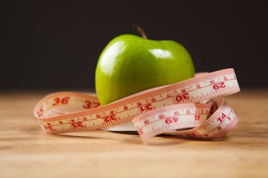 Masadaki bant ve elmalar