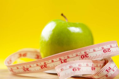 Masadaki bant ve elmalar