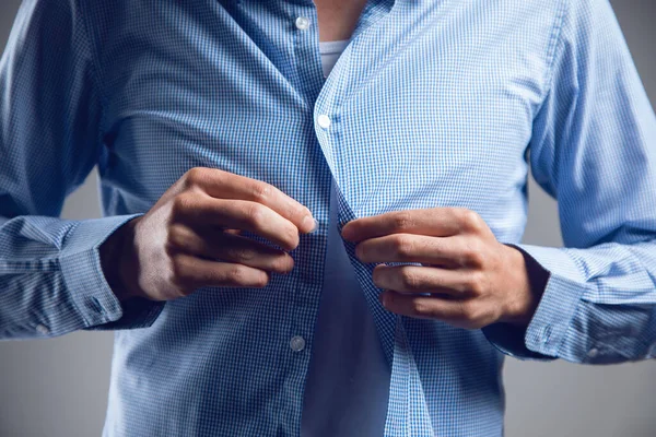 Een Man Trekt Een Shirt Aan — Stockfoto