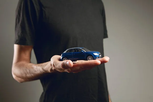 Ein Mann Hält Ein Spielzeugauto Den Händen — Stockfoto