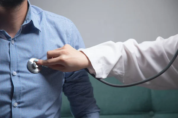 Doktor Bir Adamın Kalbini Steteskopla Kontrol Eder — Stok fotoğraf
