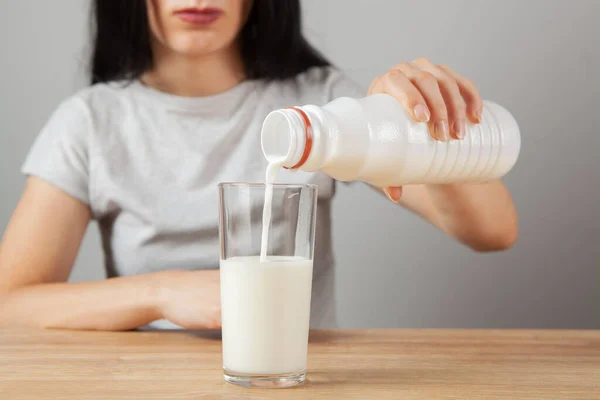Mädchen Gießt Milch Ein Glas — Stockfoto