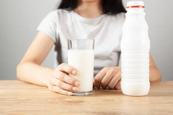 Mädchen Hält Milch Glas — Stockfoto