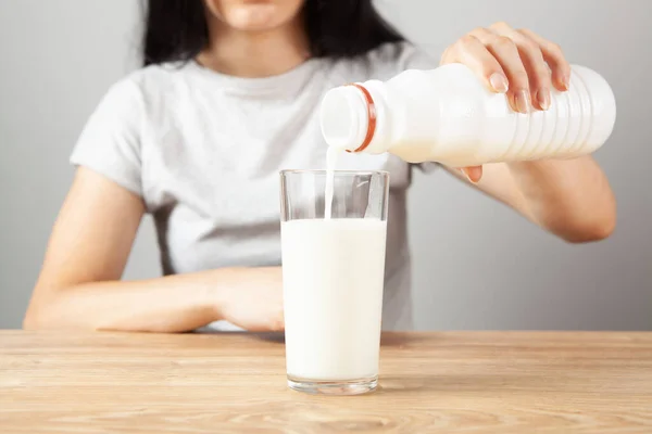 Mädchen Gießt Milch Ein Glas — Stockfoto