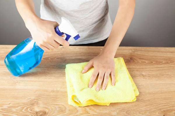 Kobieta Szmatą Detergentem Myje Stół — Zdjęcie stockowe