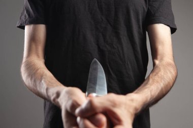 Adam mutfak bıçağıyla intihar etmek istiyor.