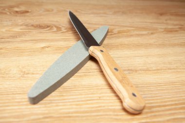 Bir taş bileyicisi ve masada bir bıçak.