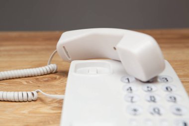 Ev telefonu masanın üstünde.