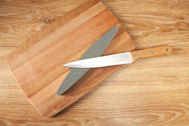 Bir taş bileyicisi ve masada bir bıçak.