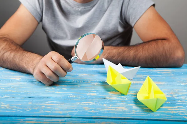 Magnifying Glass Looks Paper Boats — Stock Photo, Image